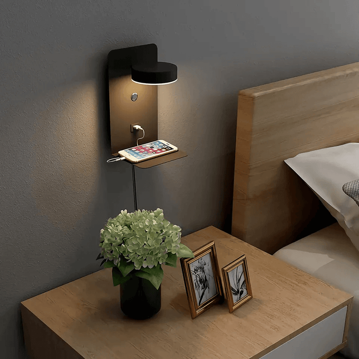 Dimbare LED wandlamp in wit/zwart met draaibaar licht en USB oplaadstation, voor sfeervolle slaapkamer verlichting.