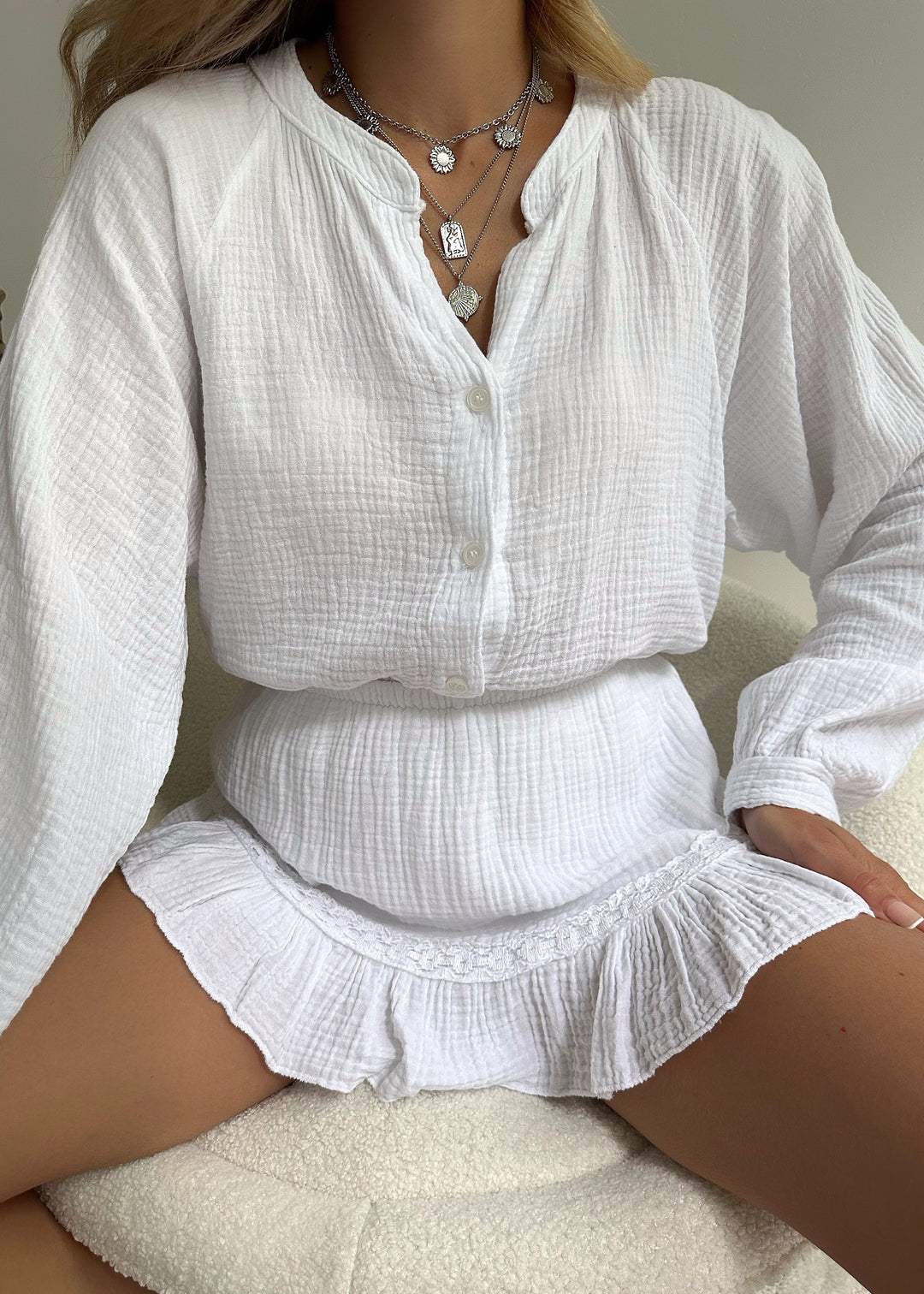 Witte lichtgewicht dames zomerset van katoen, bestaande uit een luchtige blouse en bijpassende short.