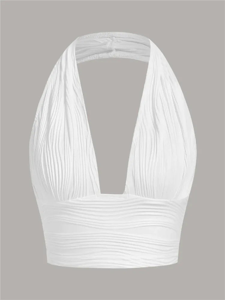 Zwarte Liora halter crop top met diepe uitsnijding en open rug, een trendy dames top voor feesten.