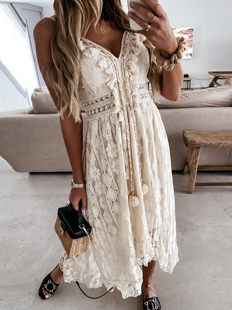 Losvallende witte dames zomerse maxi jurk met elegante details, perfect voor warme dagen.