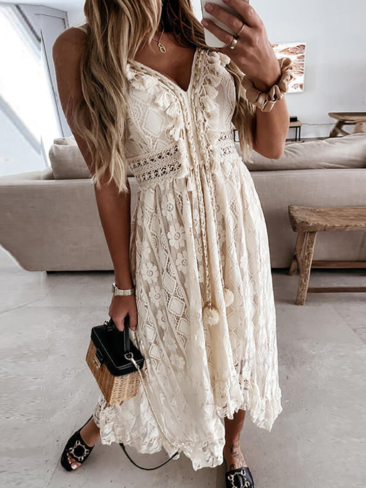 Losvallende witte dames zomerse maxi jurk met elegante details, perfect voor warme dagen.