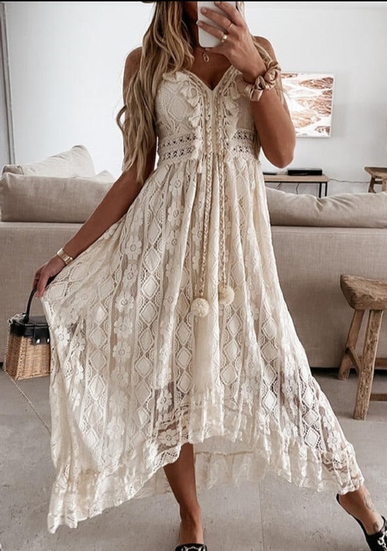Model draagt elegante beige dames maxi jurk, casual chic, ideaal als zomerjurk.
