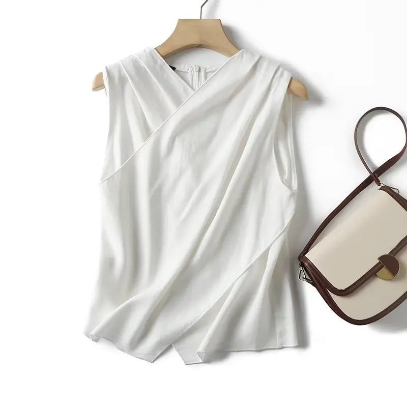 Witte luchtige mouwloze damesblouse met ronde hals, perfect voor zomer en een casual stijl.