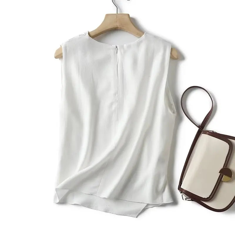 Stijlvolle witte linnen dames top, mouwloos en comfortabel, ideaal voor warme zomerdagen.