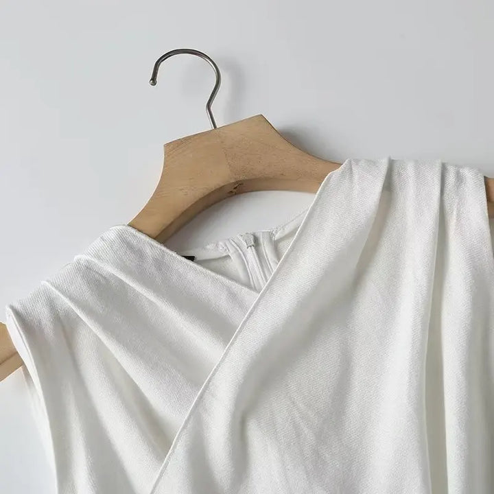 Casual witte damesblouse Amira, mouwloos met ronde hals, luchtig en stijlvol voor elke gelegenheid.