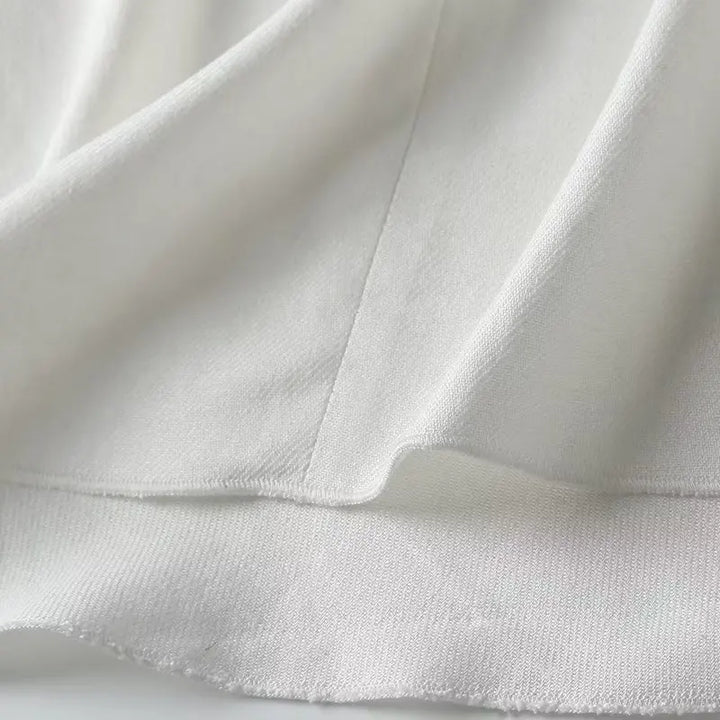 Elegante witte damesblouse, mouwloos met ronde hals, gemaakt van luchtig materiaal voor zomerse looks.