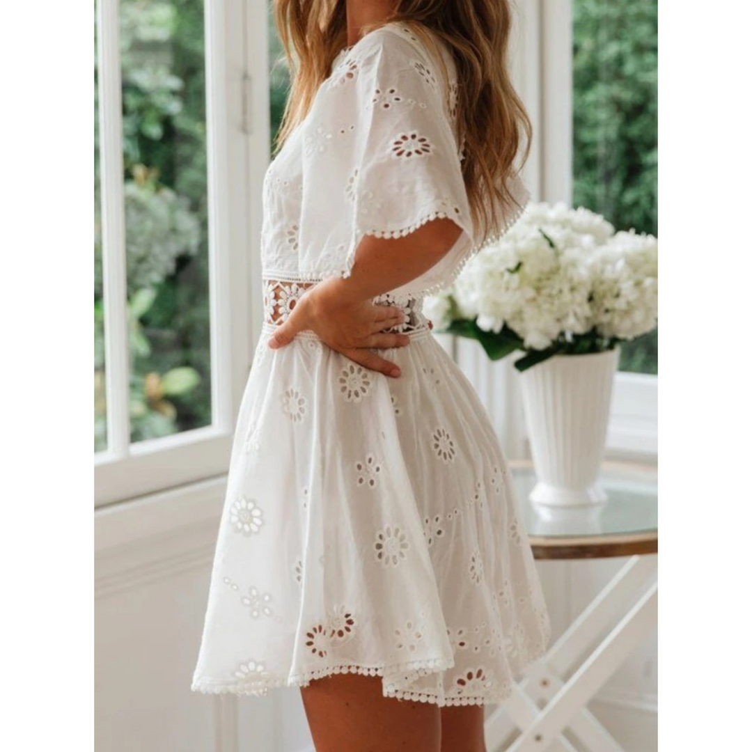 Comfortabele witte dames zomerjurk van luchtig materiaal, perfect voor een stijlvolle vakantie of zomerse dag.