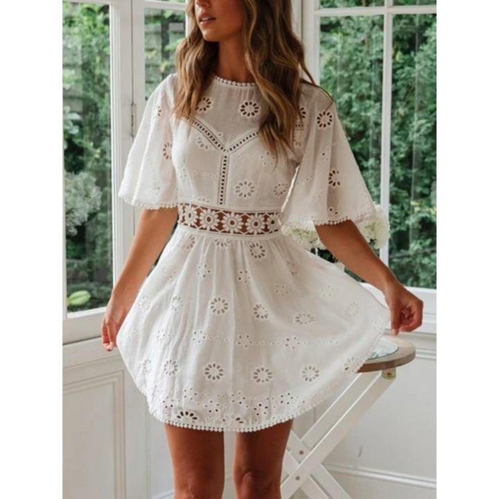 Elegante witte dames zomerjurk Elina met luchtige stof, ideaal voor zowel casual als feestelijke zomeroutfits.