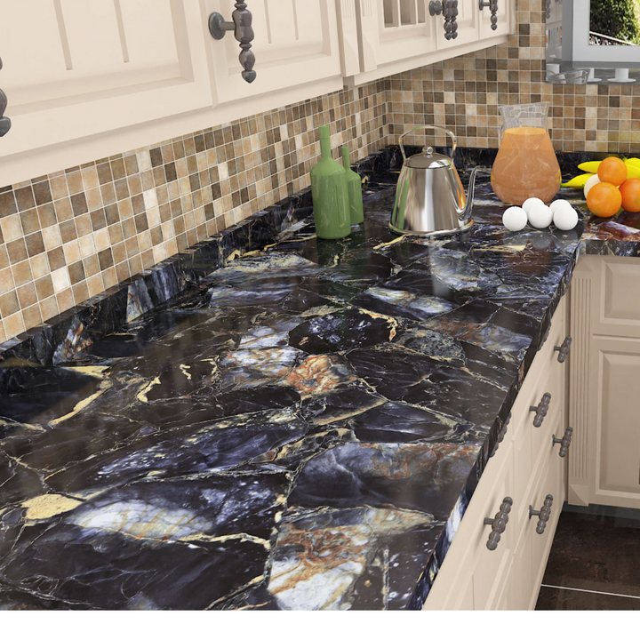 Decoratieve marmerlook sticker voor keukenrenovatie. Waterdicht en duurzaam, geeft een luxe uitstraling.