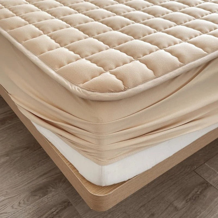 Volledig zicht op matras met witte, beschermende matrashoes, essentieel voor hygiëne en duurzaam slaapcomfort.
