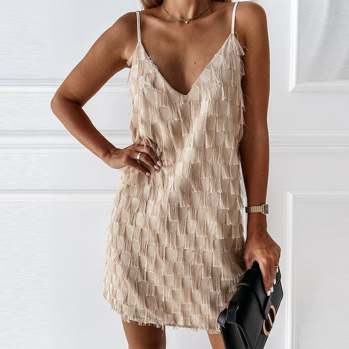 Dames witte mini jurk, mouwloos met speelse kwastjes en modieuze hoge taille, ideaal voor zomer.