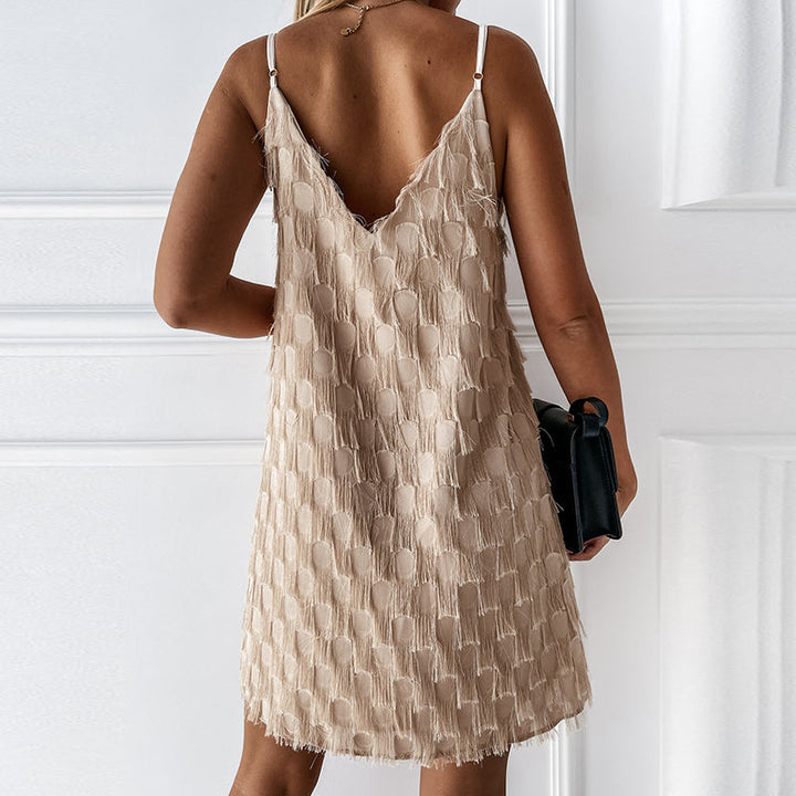 Veelzijdige witte mouwloze cocktailjurk met kwastjes en hoge taille, perfect als zomerjurk.
