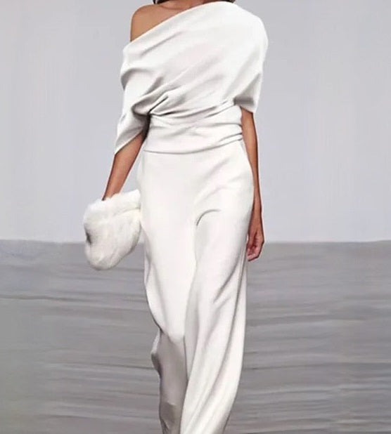 Comfortabele witte dames zomer jumpsuit met elegant tijdloos design. Perfect als casual of feestelijke zomerkleding.