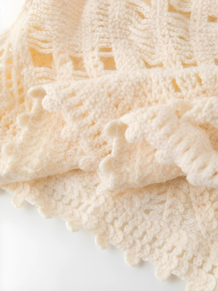 Luchtige witte dames strandjurk met mouwloze pasvorm en prachtige kanten details, perfect voor zomerse vakanties.