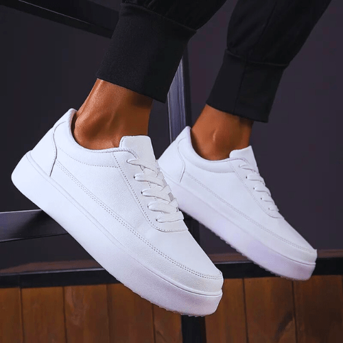 Witte orthopedische sneakers voor heren, comfortabel met optimale ondersteuning en demping voor gezonde voeten, ideaal voor dagelijks gebruik.