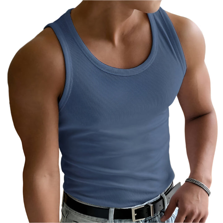 Abrikooskleurige slim fit heren tanktop, zachte stof en ademend voor optimaal zomercomfort.