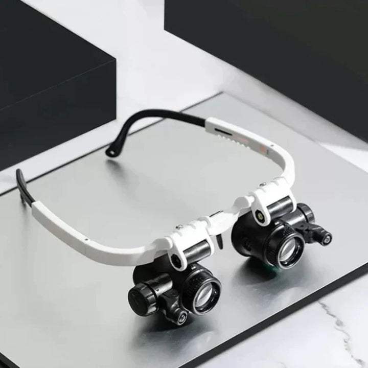Witte vergrootglas bril met LED-verlichting voor precisiewerk, hobby en reparatie. Verstelbare lenzen optiek.