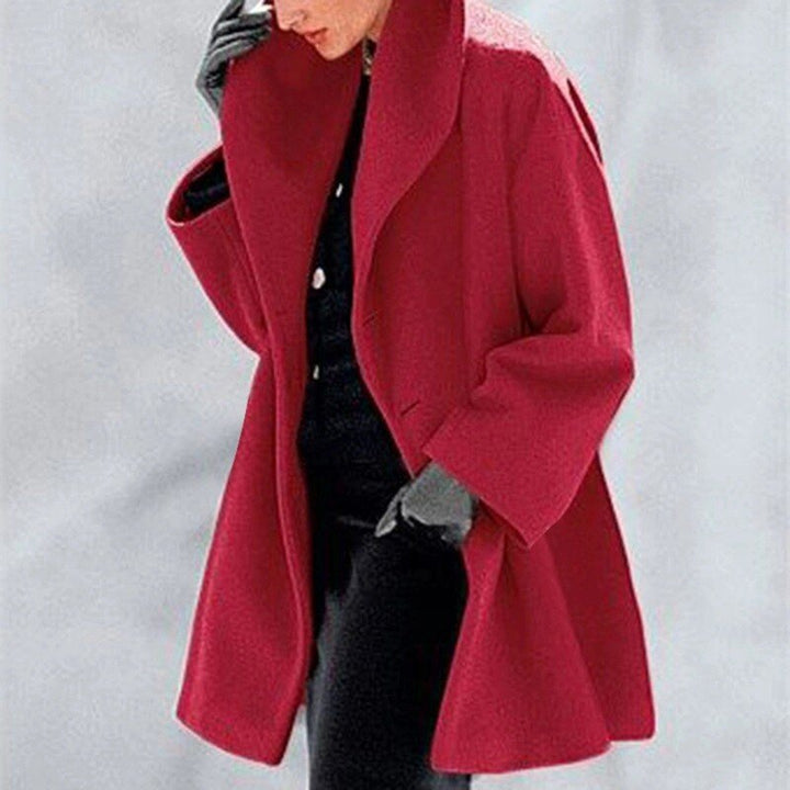 Comfortabele en warme dames mantel Mila van wolmix, met een brede kraag voor een elegante look.