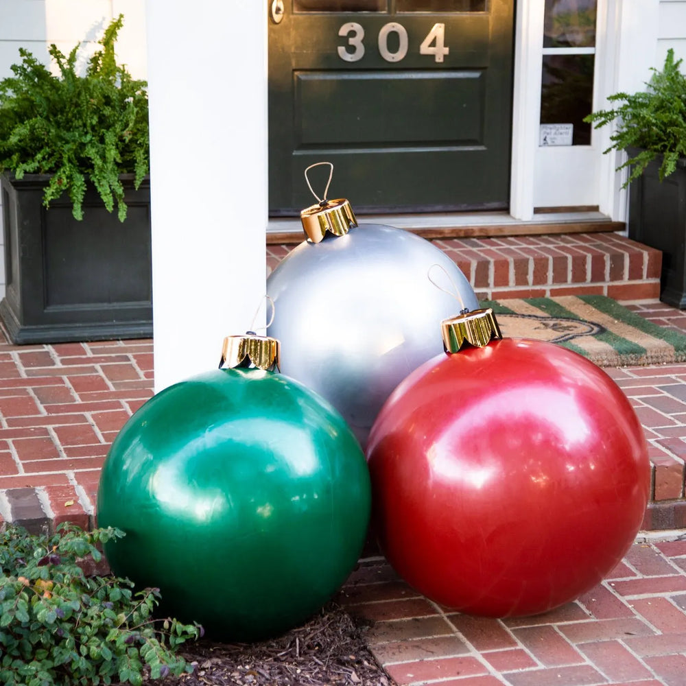 Grote kerstballen voor buitendecoratie, weerbestendig en kleurrijk. Perfecte tuinversiering.