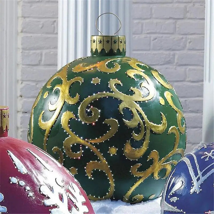 Elegante zilveren XL kerstballen, weerbestendig en onbreekbaar voor feestelijke tuin- of binnendecoratie.