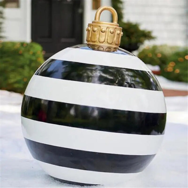 Grote kerstballen hangend aan een tak, perfecte buiten decoratie voor de feestdagen, weerbestendig.