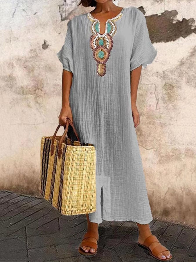 Vrouw draagt elegante Yasmin kaftan maxi-jurk, losvallend en comfortabel. Ideale strandkleding en zomerjurk.