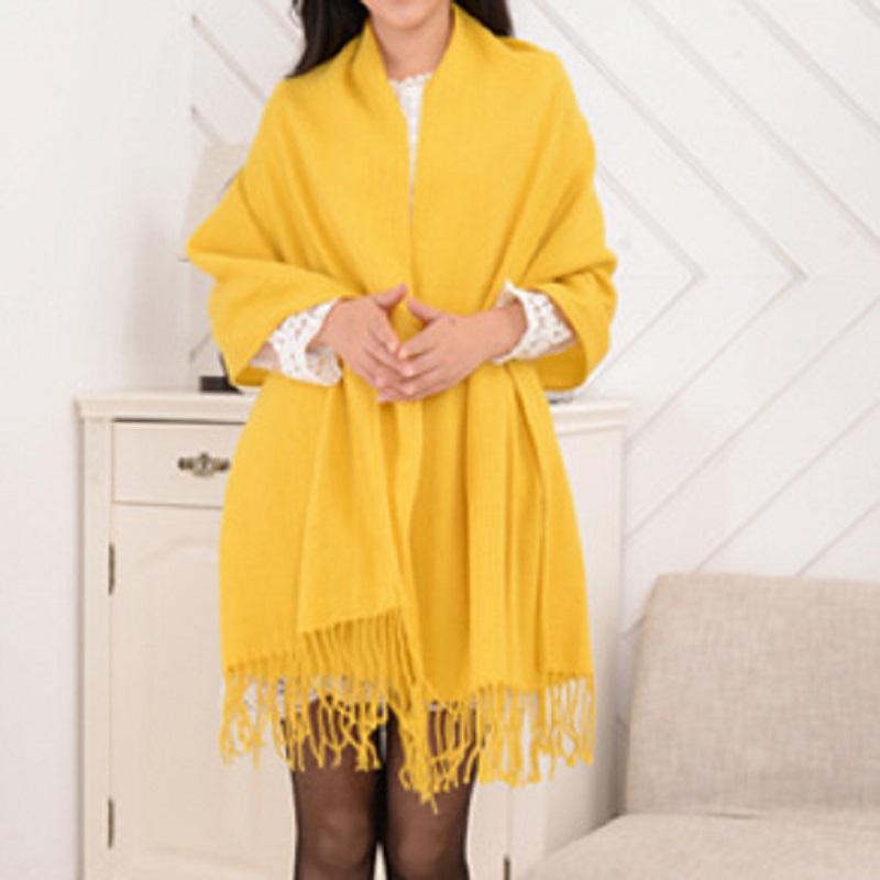 Moderne damesmode winteraccessoire: geruite sjaal