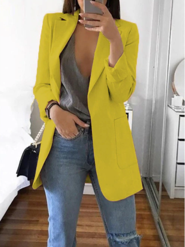 Dames Slim-Fit Blazer Katie in helder geel, gedragen door een model in casual kleding, met een spiegel op de achtergrond.