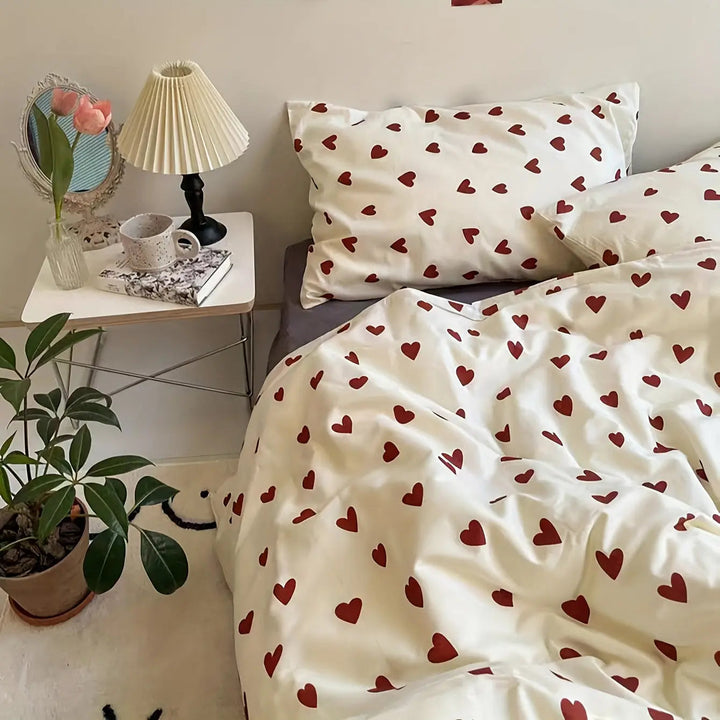 Zacht, romantisch dekbedovertrek met hartjes patroon voor een liefdevolle slaapkamer. Comfortabel beddengoed voor warm slapen.