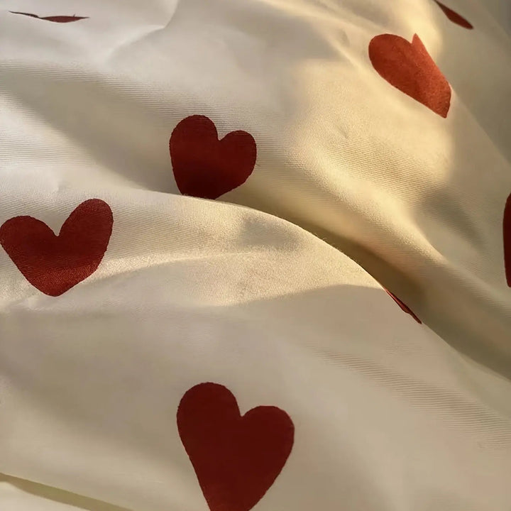 Liefdevol, zacht dekbedovertrek met hartjespatroon. Creëer een romantische sfeer in de slaapkamer met dit comfortabele beddengoed.