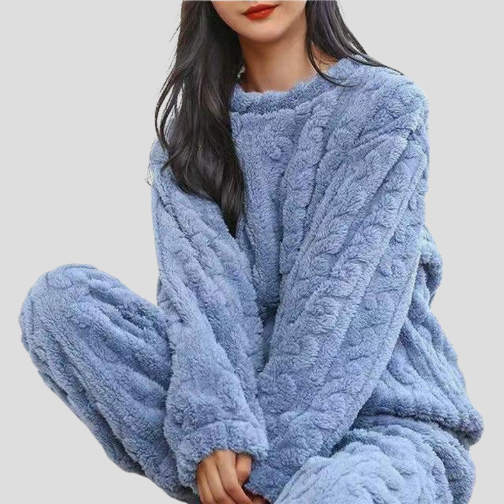 Zachte fleece damespyjamaset voor ultiem comfort en warmte; ideaal voor winterse avonden thuis.