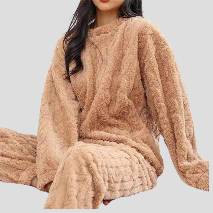 Warme fleece damespyjamaset voor de koudere winter- en herfstavonden, zacht en comfortabel.