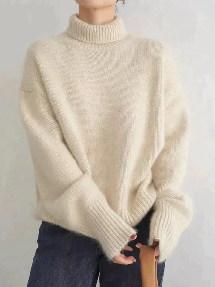 Elegante dame draagt de tijdloze Hoymans kasjmier coltrui, een comfortabele luxe wintermode statement.