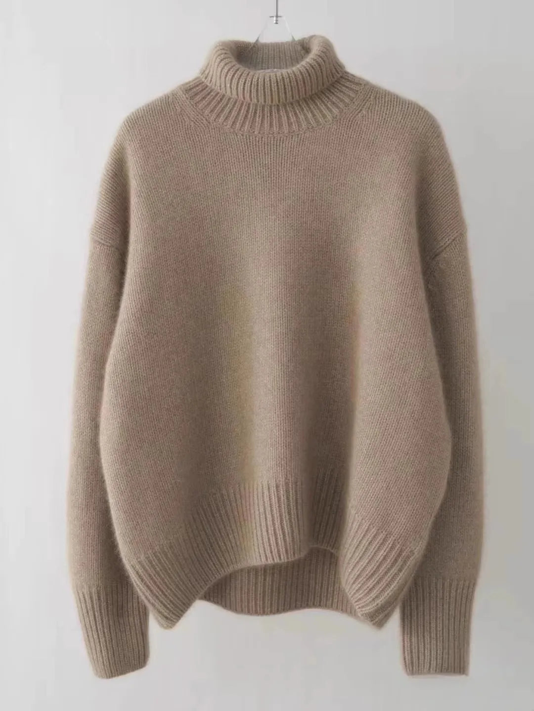 Tijdloze Hoymans dames trui: een elegante, warme kasjmier coltrui met perfecte pasvorm. Luxe wintermode.
