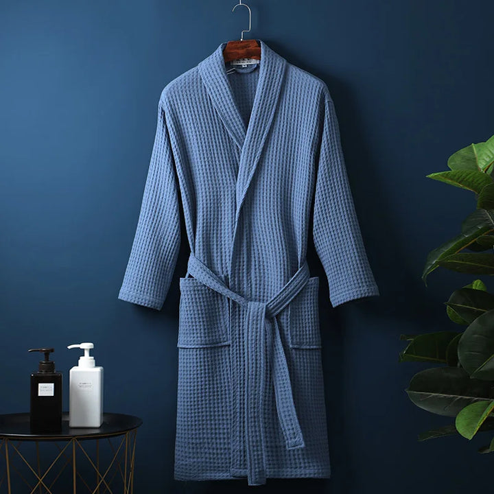 Stijlvolle badjas van 100% katoen, unisex model, ideaal voor een relaxte dag thuis.
