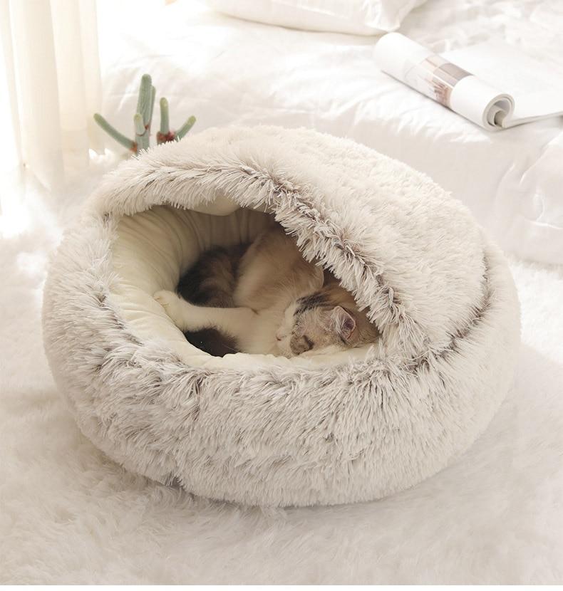 Grijze pluche dierenmand, een warme en comfortabele slaapplek voor katten en honden.