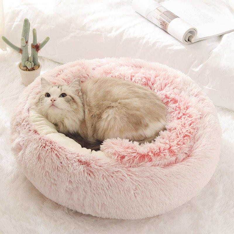 Roze Cozy kattenmand van zacht pluche, perfect voor een knusse en warme rustplek.