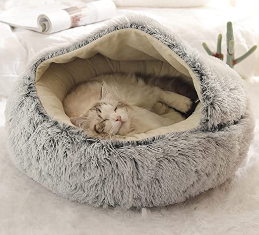 Comfortabele pluche dierenmand, grijs, ideaal voor een warme en veilige slaapomgeving.