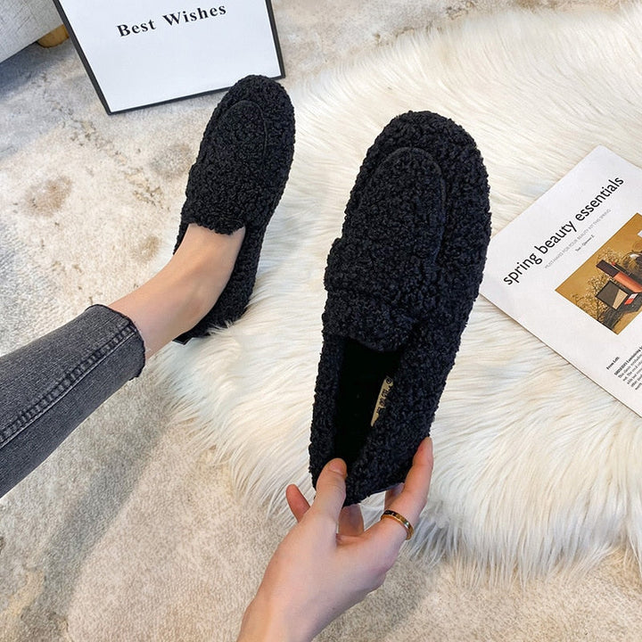Luxueuze pluche damespantoffels met een dikke zool. Ultiem comfort en stijlvolle voetmode voor thuis.
