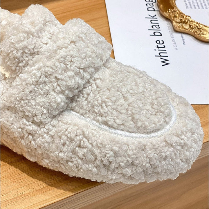 Stijlvolle pluche pantoffels voor dames, perfect voor een knusse sfeer en comfortabele binnenshuis relaxmomenten.