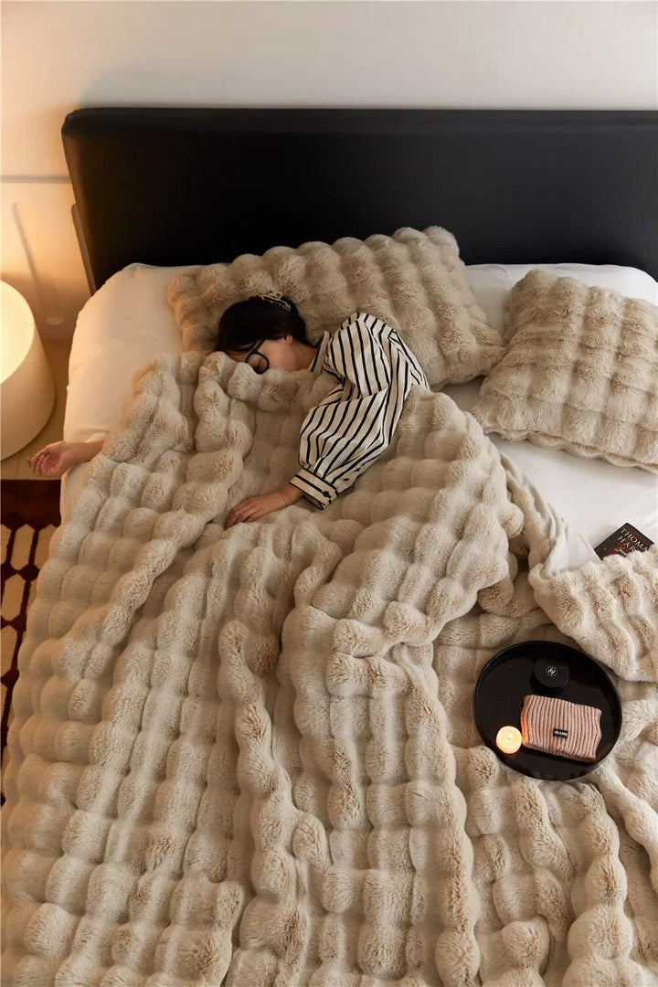 Zachte pluche deken van WarmWol, biedt ultiem comfort en warmte in huis.