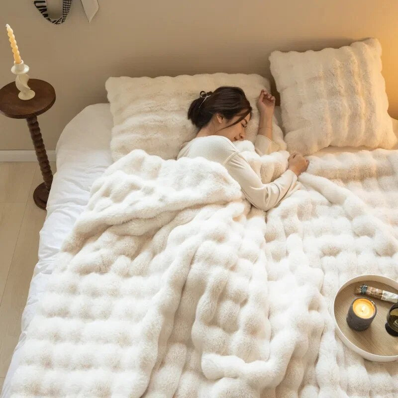 Zachte, warme pluche fleece deken van WarmWol; comfortabele woondeken voor winter en herfst.