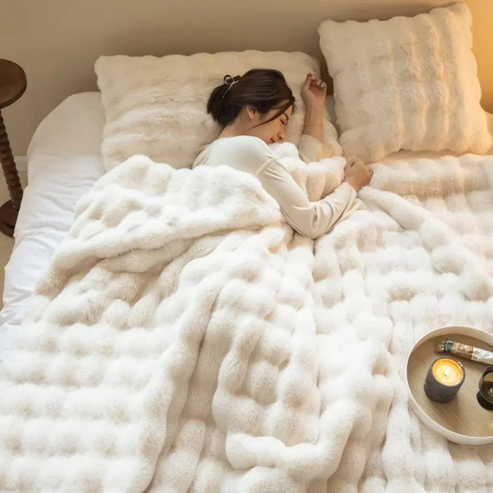 Warme pluche slaapkamerdeken van WarmWol, ideaal voor knusse winteravonden.