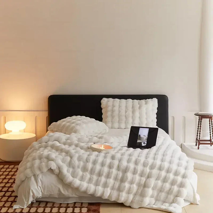 Ultrazachte pluche woondeken van WarmWol, voor een comfortabele en warme ervaring.