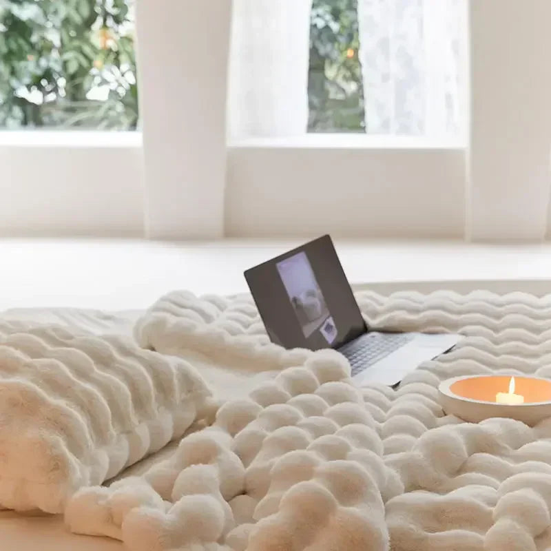 Stijlvolle pluche deken als huisdecoratie, voegt comfort toe aan elk interieur.