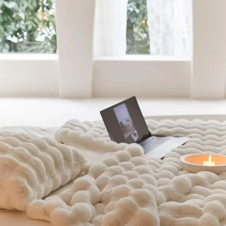 Stijlvolle pluche deken als huisdecoratie, voegt comfort toe aan elk interieur.