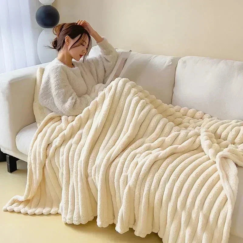 Zachte pluche Maxi deken LuxuraWrap in woonkamer voor warm comfort.