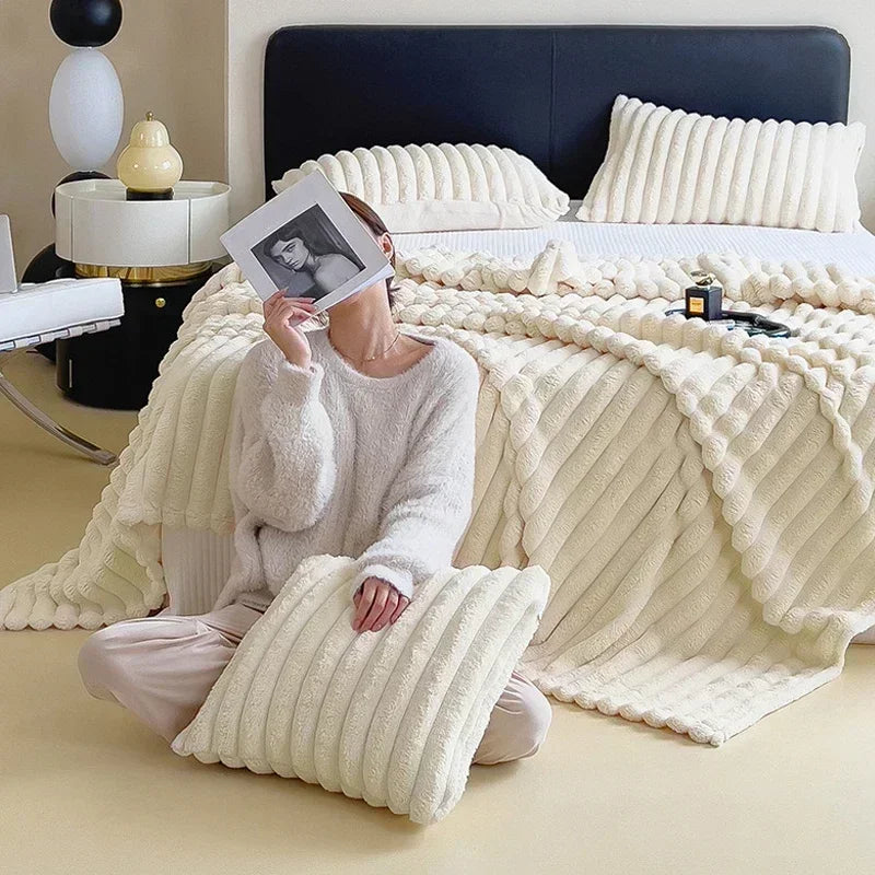 Gezellige pluche throw deken LuxuraWrap, perfect voor een knus interieur.