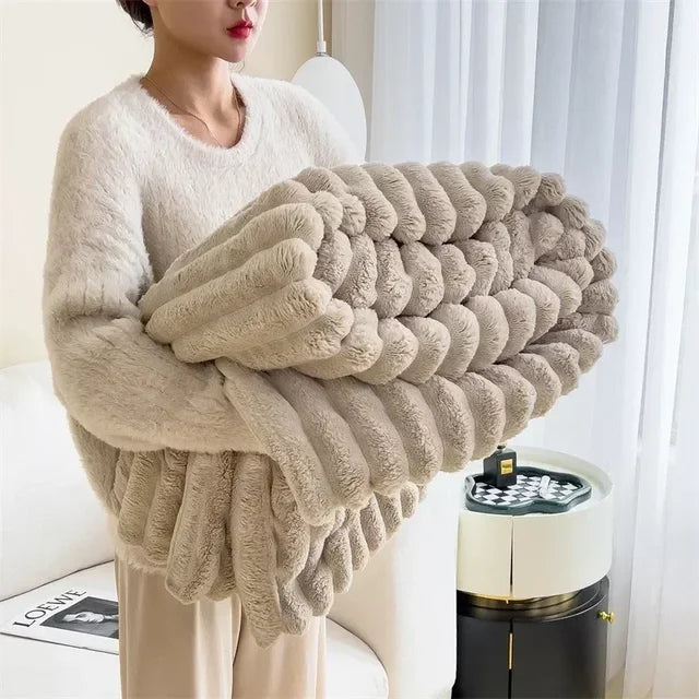 LuxuraWrap zachte pluche deken op bed, voor warme en comfortabele nachten.