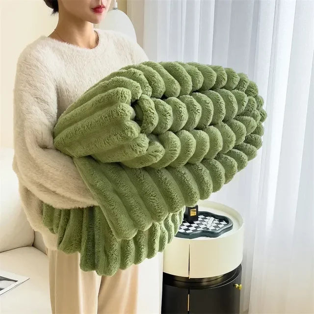 Sfeervolle woondeken LuxuraWrap, van zacht pluche koraalfleece, voor warmte.